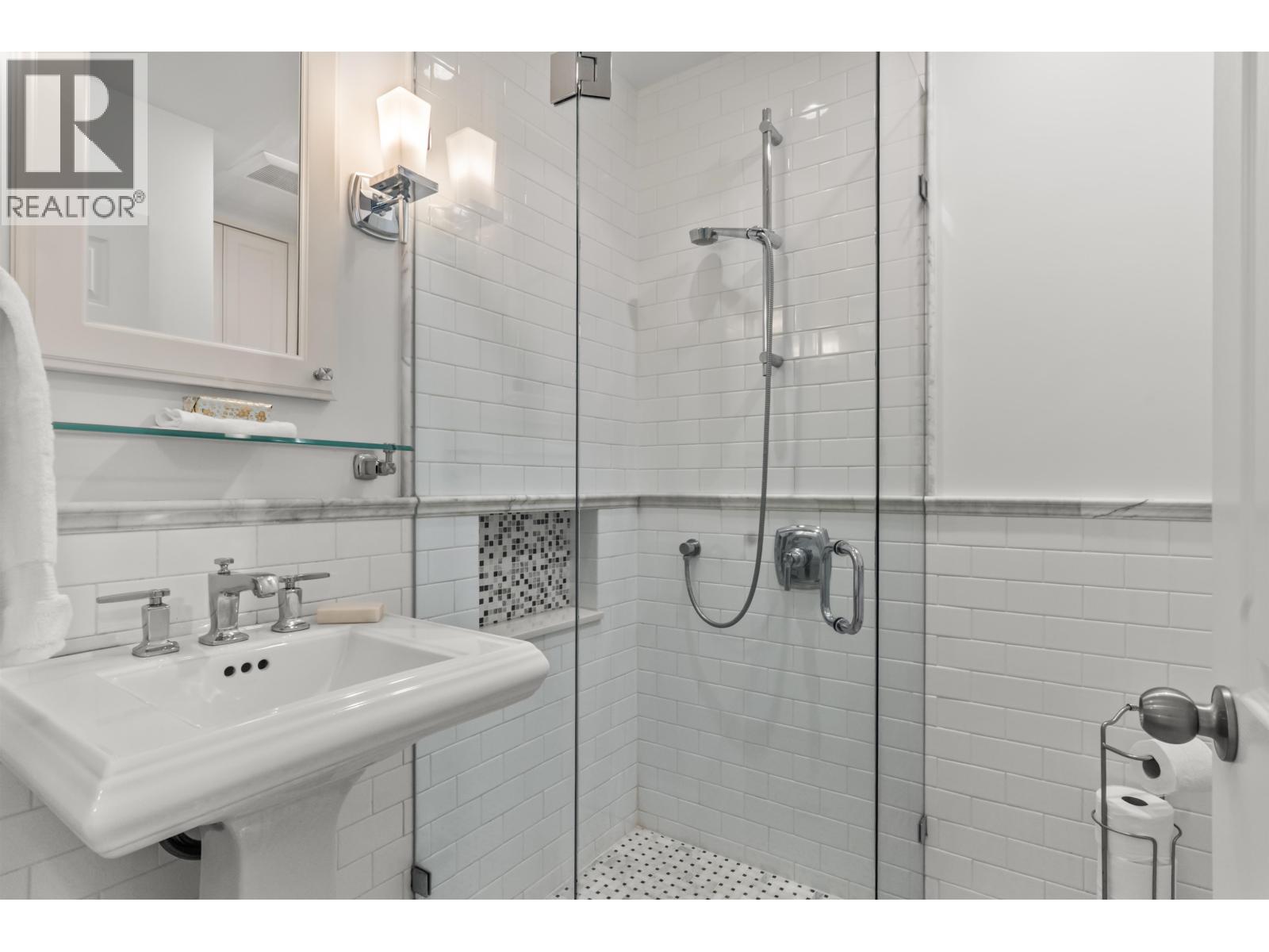 Photo 11 of 861 53 A Street, Delta BC