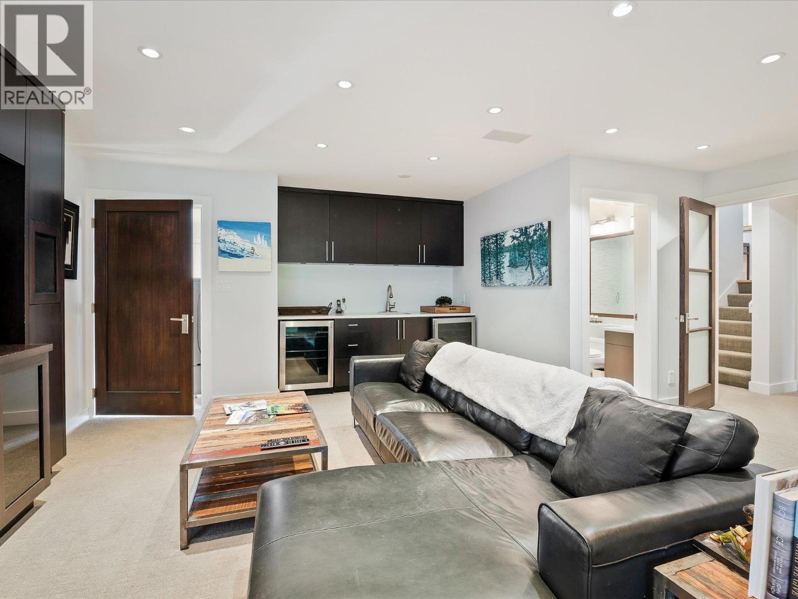 6252 PALMER DRIVE, Whistler
