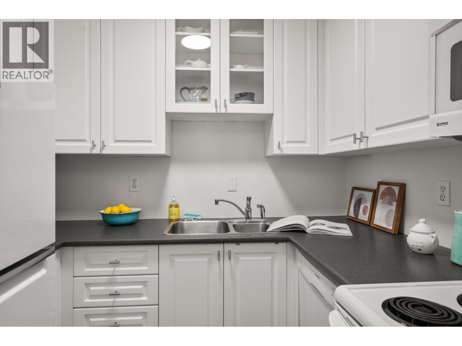 Photo 17 of 207 1930 W 3rd Avenue, Vancouver BC