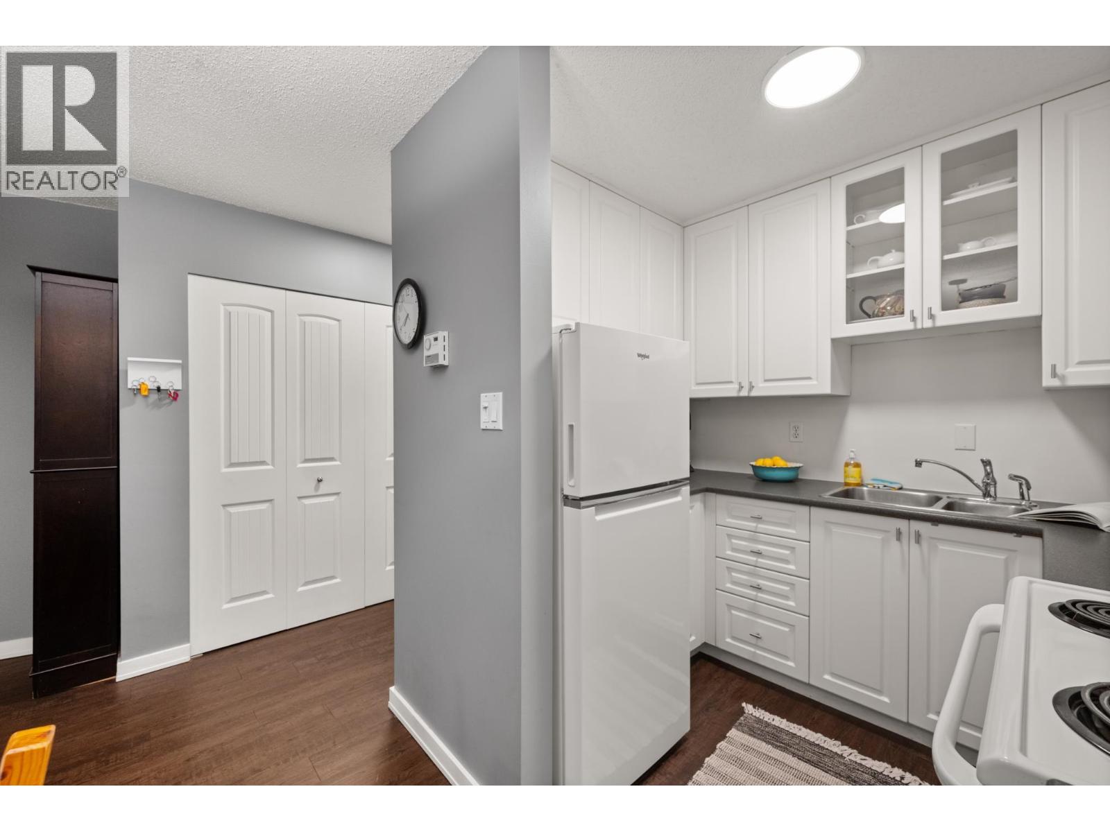 Photo 19 of 207 1930 W 3rd Avenue, Vancouver BC