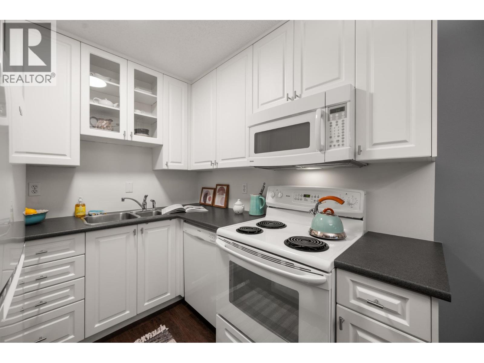 Photo 16 of 207 1930 W 3rd Avenue, Vancouver BC