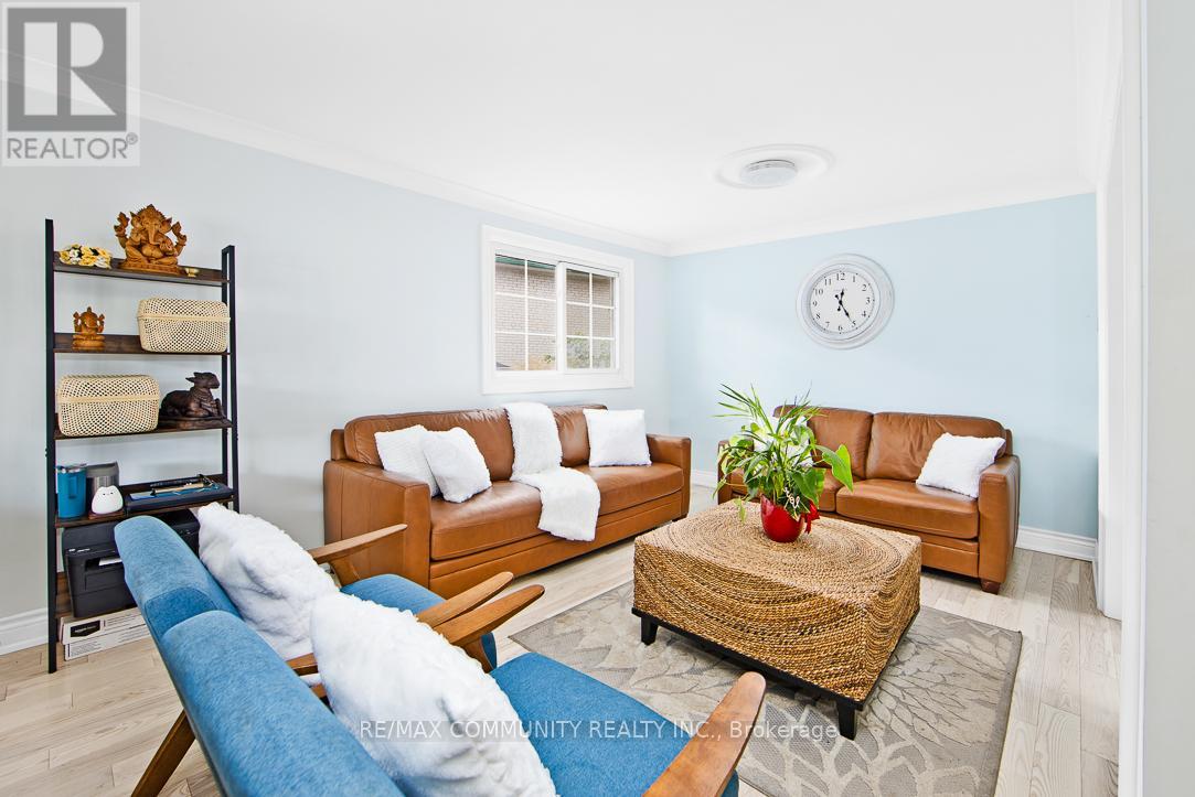 Photo 7 of 168 Kingslake Road, Toronto ON