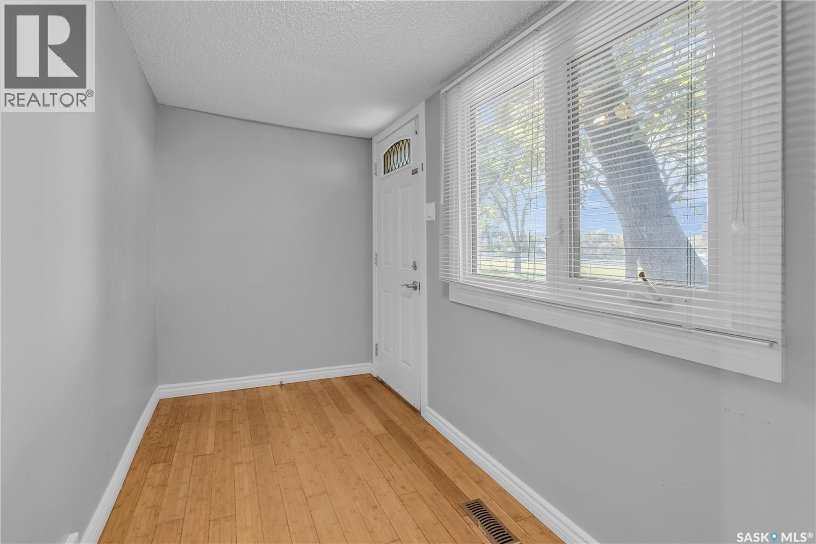 Photo 3 of 512 J Avenue N, Saskatoon SK