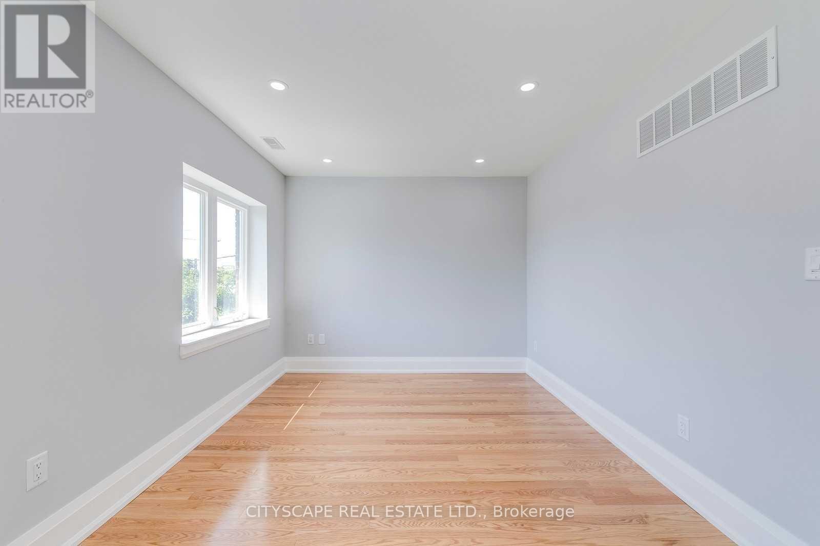 Photo 11 of Upper 370 Strathmore Boulevard, Toronto ON