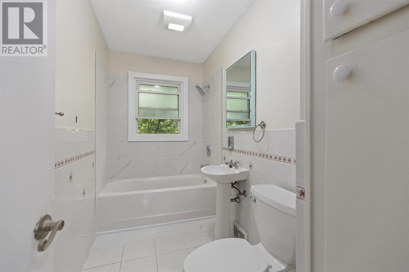 Photo 13 of 731 733 Wellington St E, Sault Ste Marie ON
