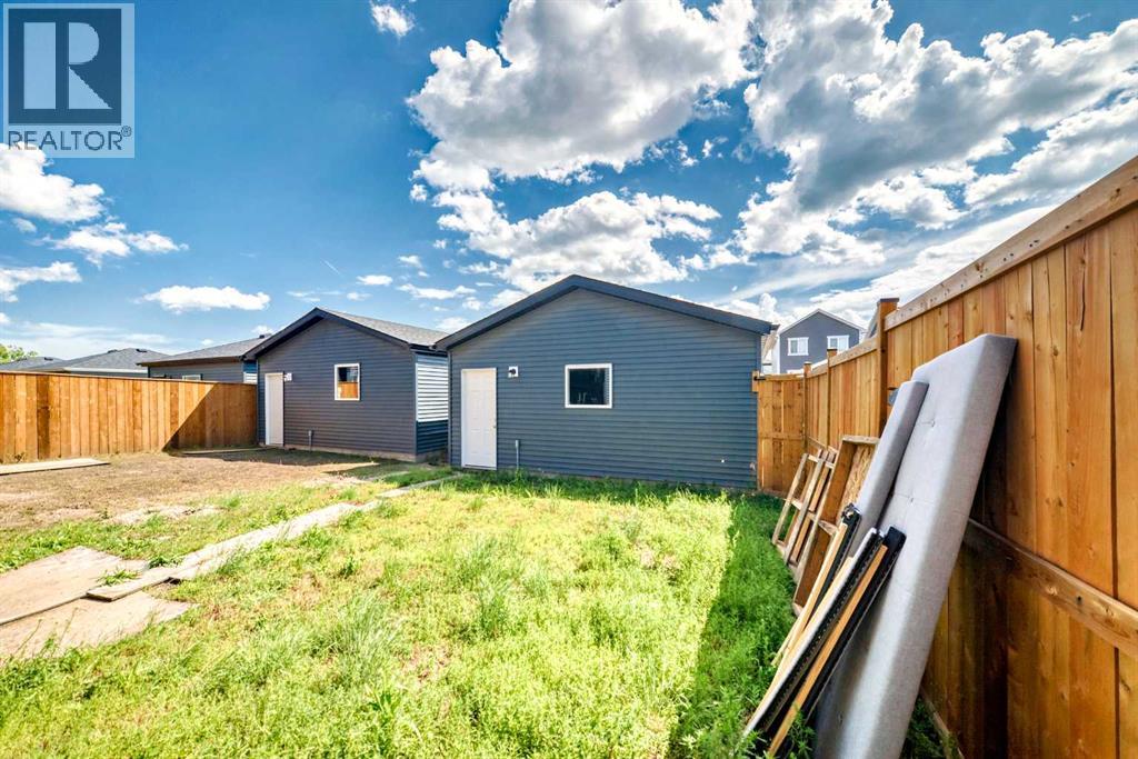 Photo 32 of 221 Midgrove Mews Sw, Airdrie AB