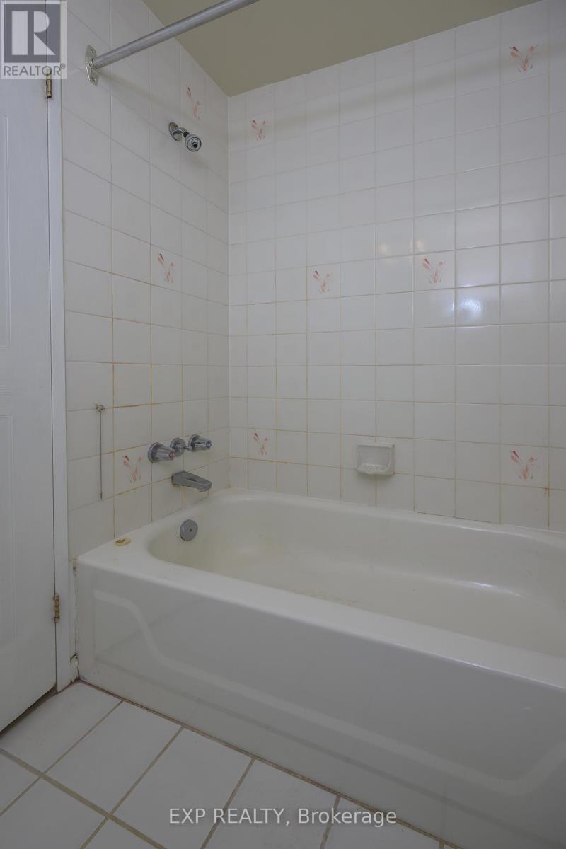 Photo 8 of 910 570 Proudfoot Lane, London North ON