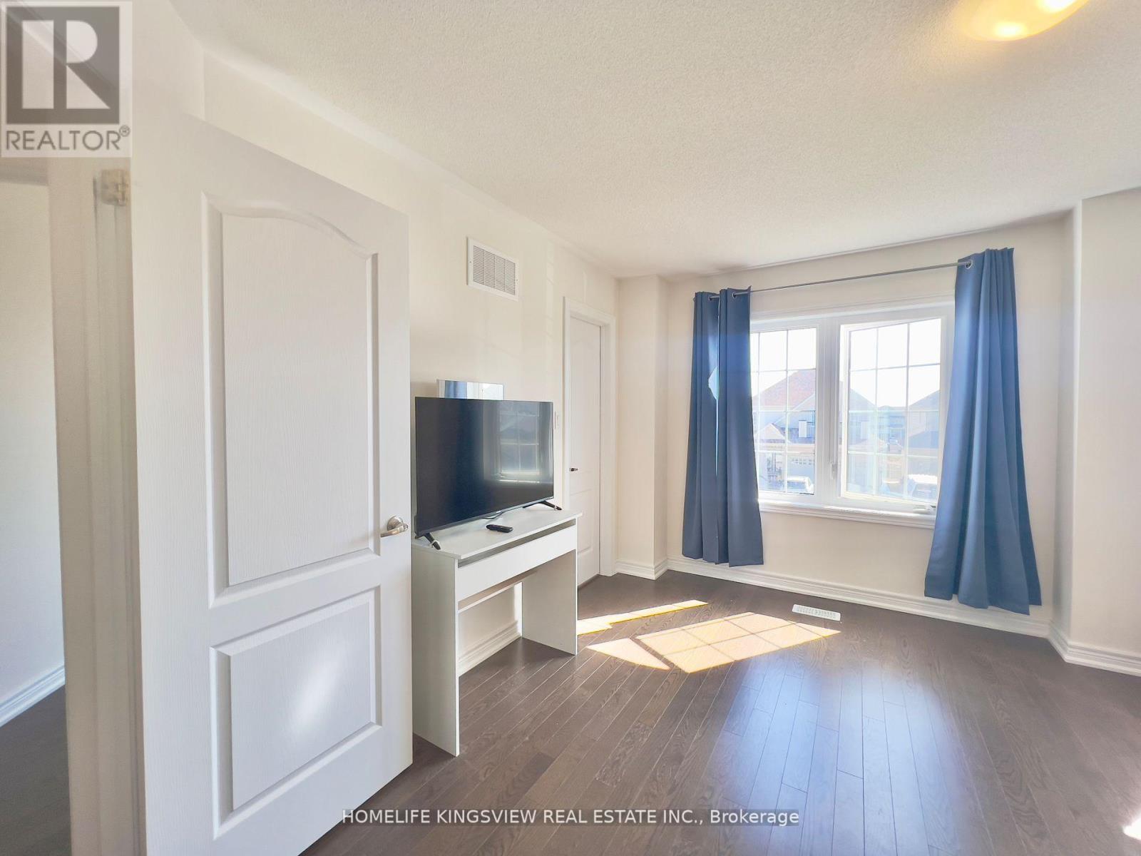 Photo 6 of 708 Gilmour Crescent, Shelburne ON