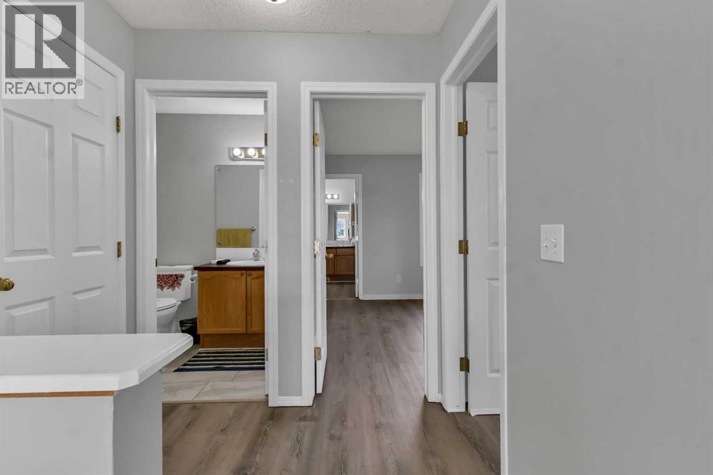 Photo 2 of 42 Royal Elm Drive Nw, Calgary AB