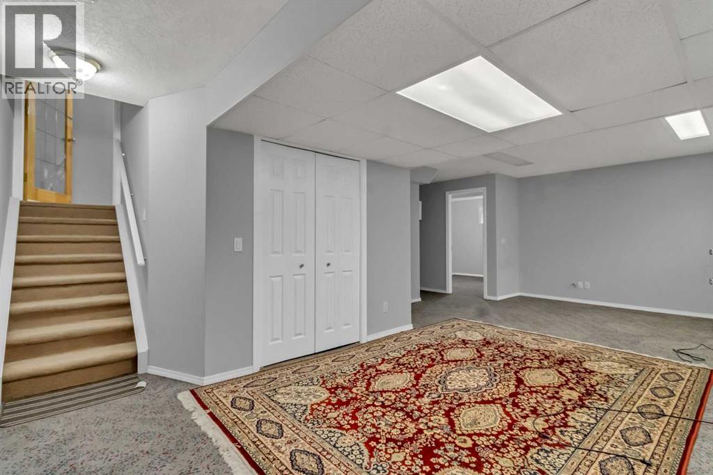 Photo 1 of 42 Royal Elm Drive Nw, Calgary AB