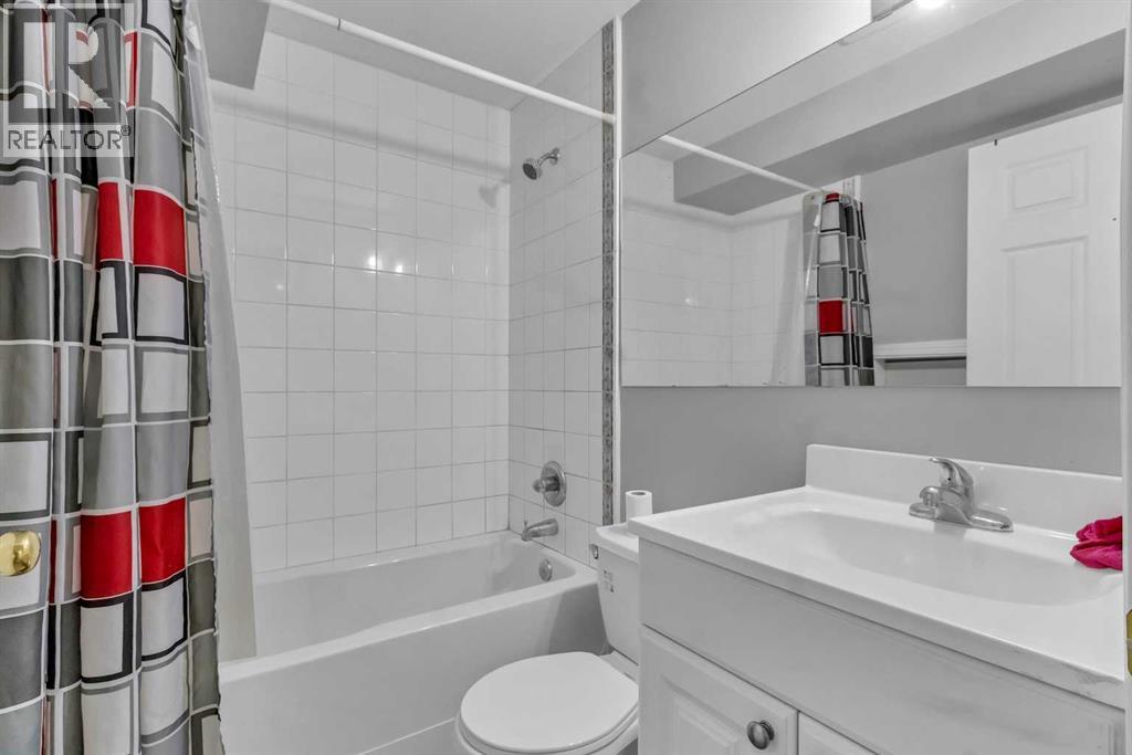 Photo 4 of 42 Royal Elm Drive Nw, Calgary AB