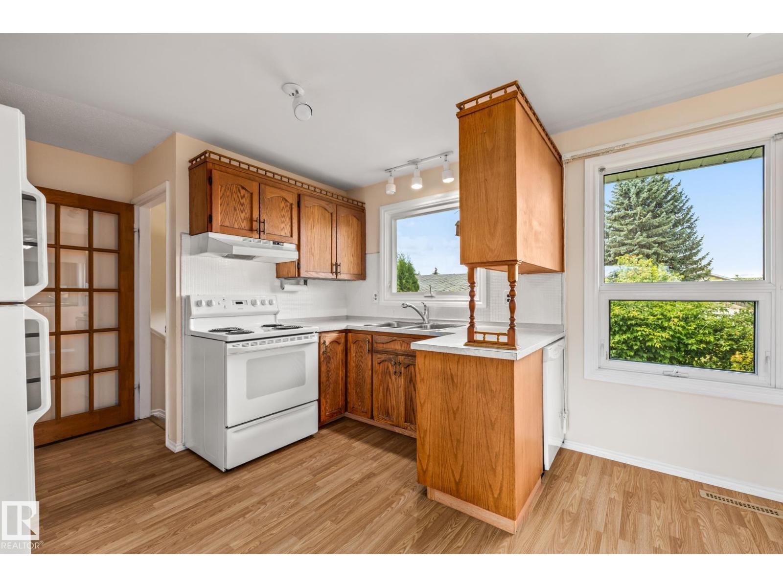 Photo 11 of 10832 31 St Nw, Edmonton AB