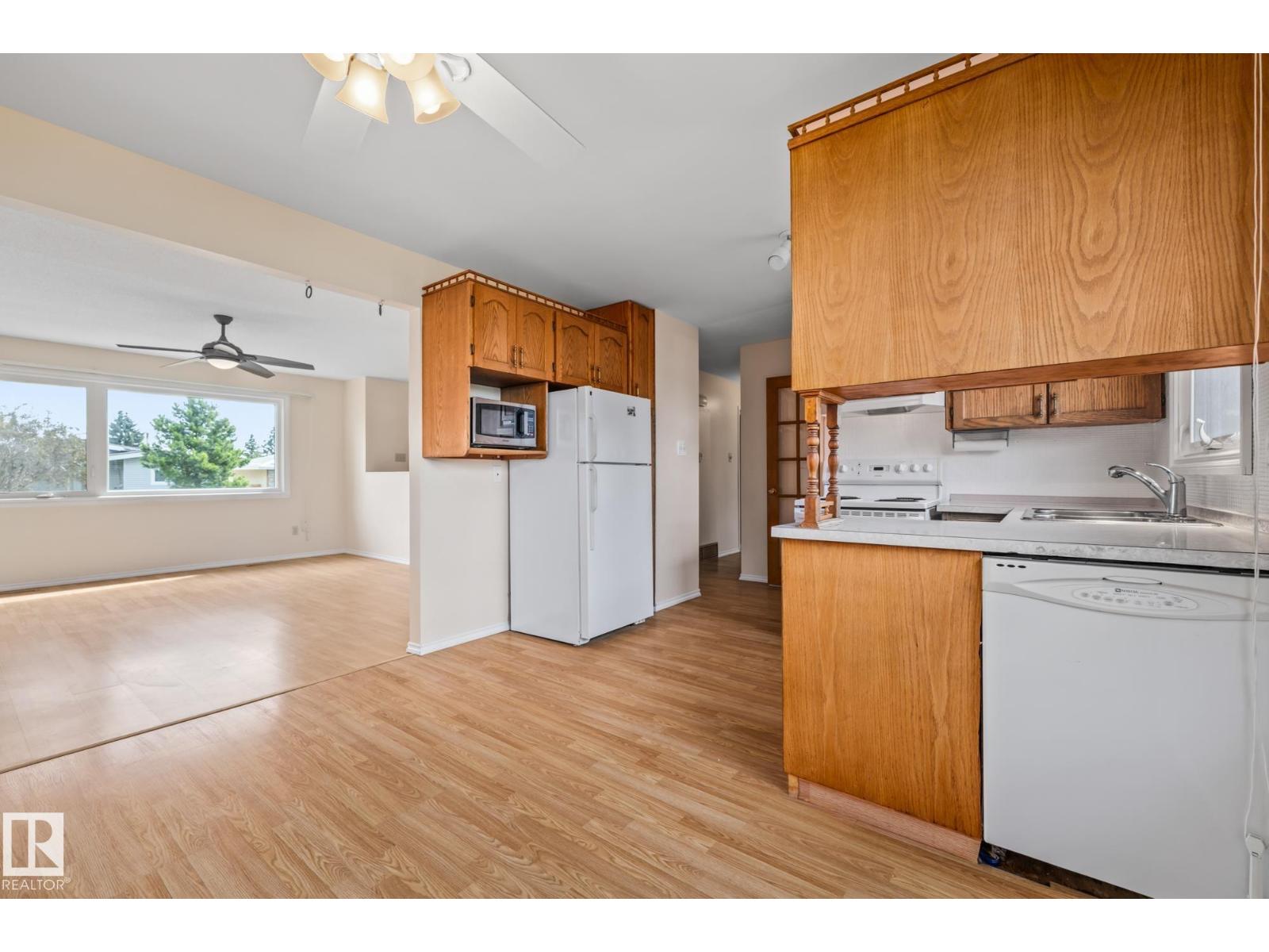 Photo 9 of 10832 31 St Nw, Edmonton AB