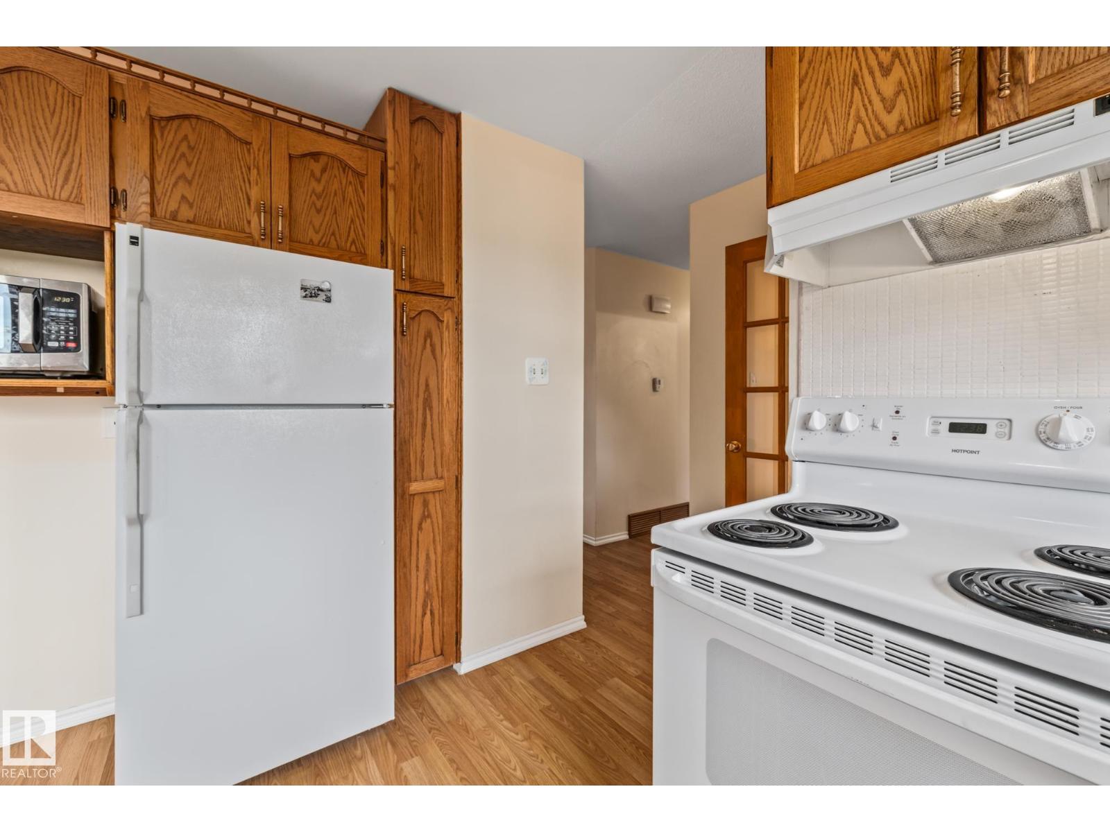 Photo 14 of 10832 31 St Nw, Edmonton AB