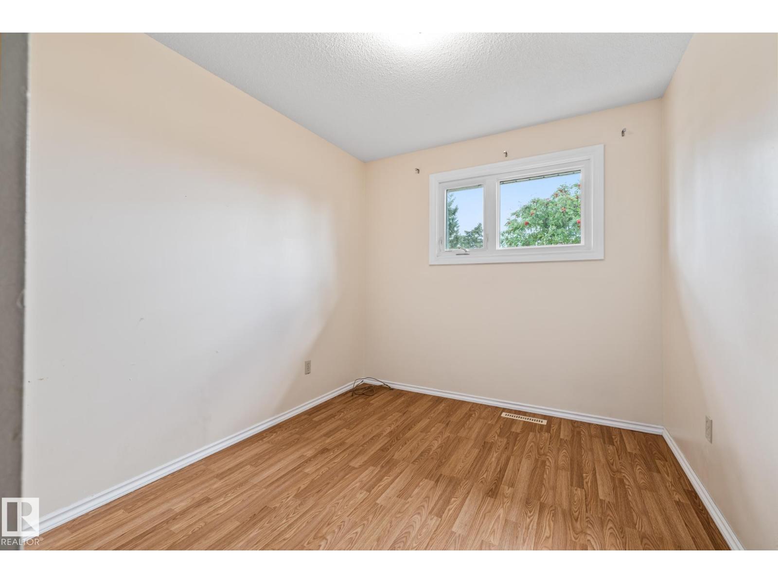 Photo 18 of 10832 31 St Nw, Edmonton AB