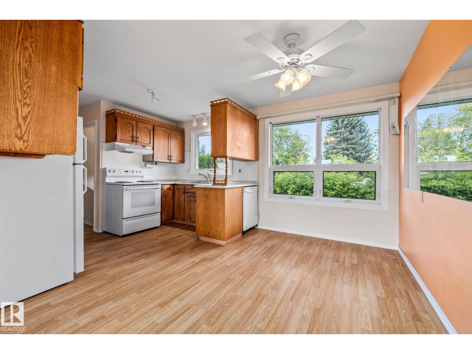 Photo 8 of 10832 31 St Nw, Edmonton AB