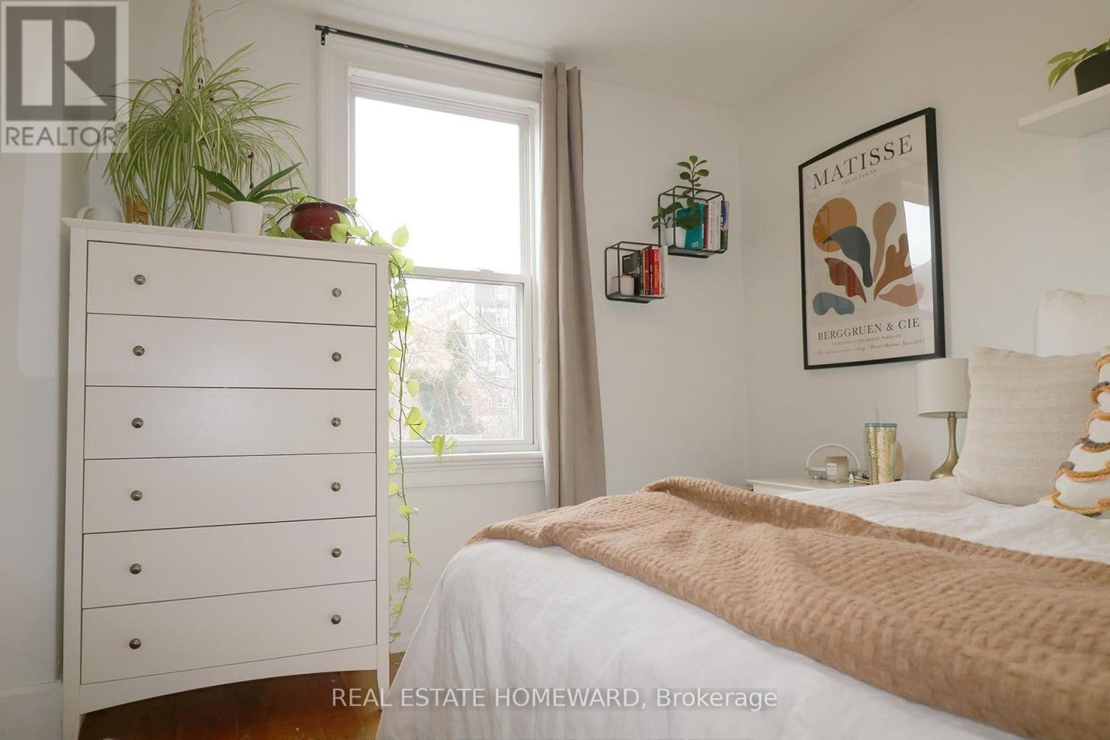 Photo 3 of 118 Huron Street, Toronto ON