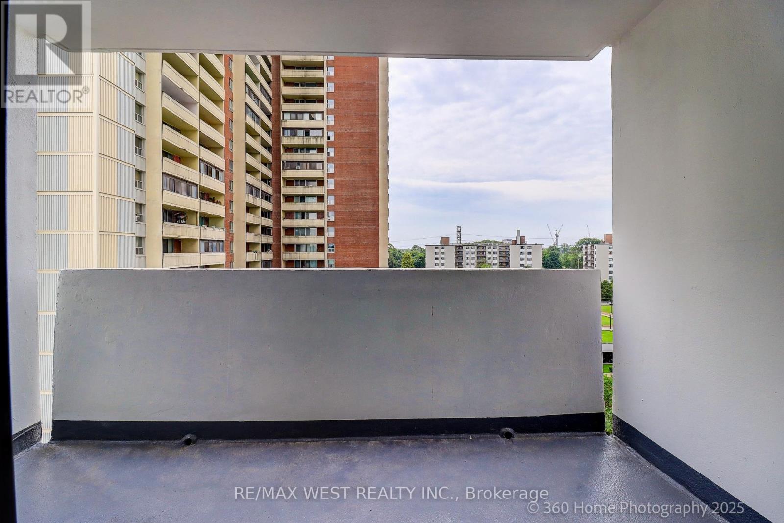 Photo 10 of 803 3 Massey Square, Toronto ON