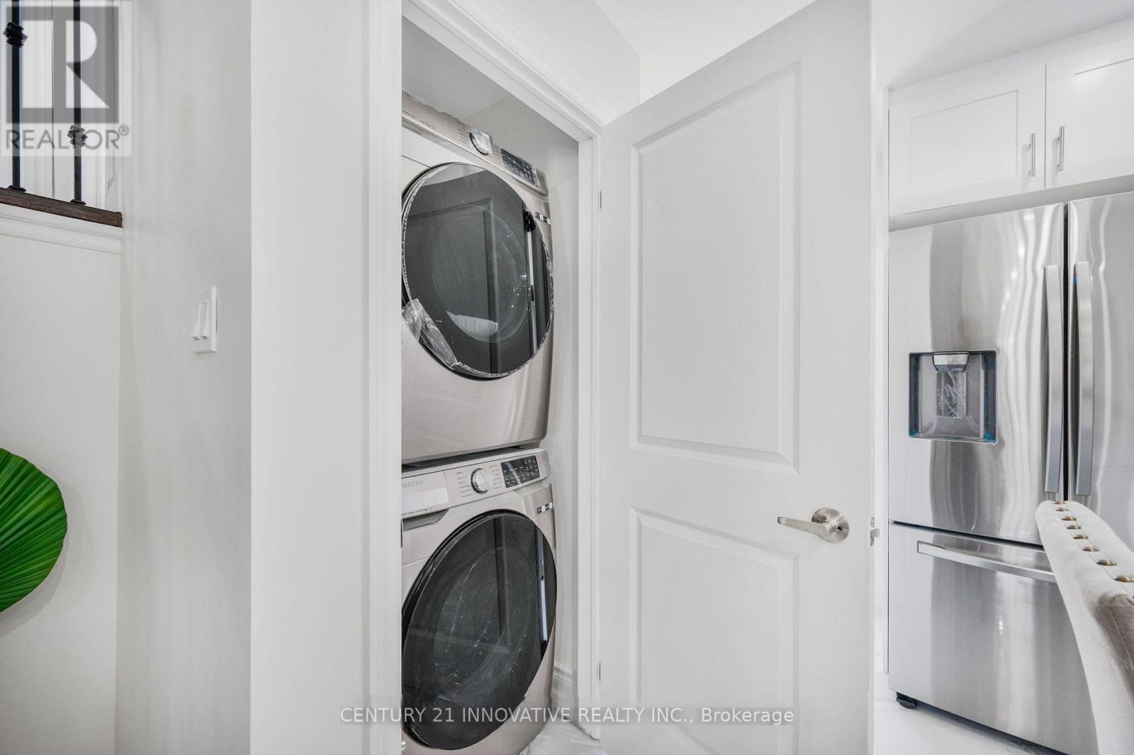Photo 8 of 17 Chopin Court, Whitby ON