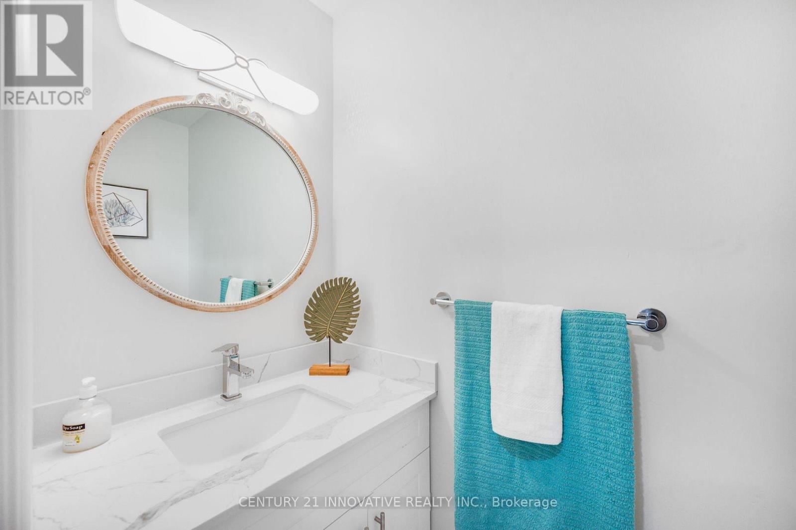 Photo 7 of 17 Chopin Court, Whitby ON