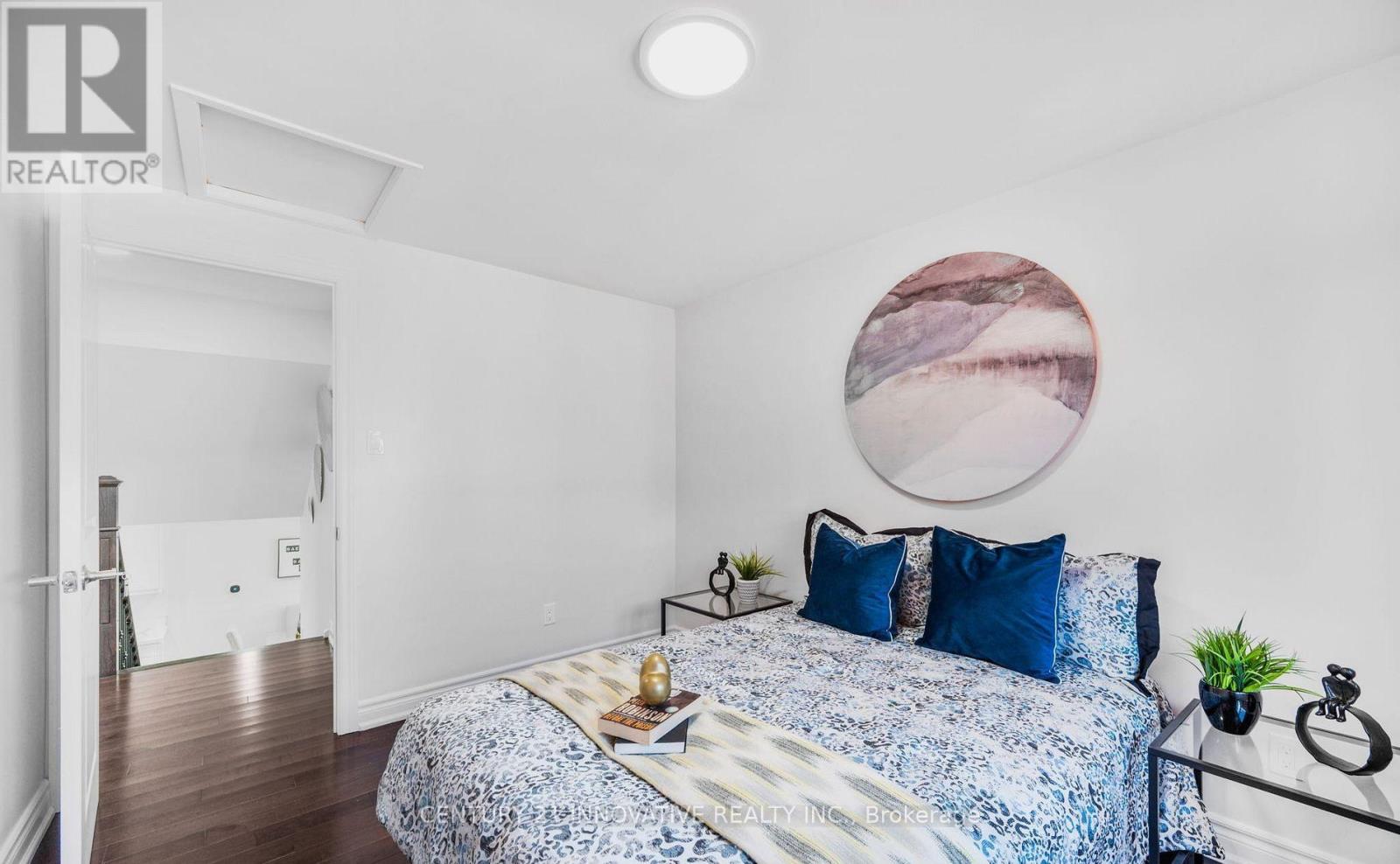 Photo 3 of 17 Chopin Court, Whitby ON