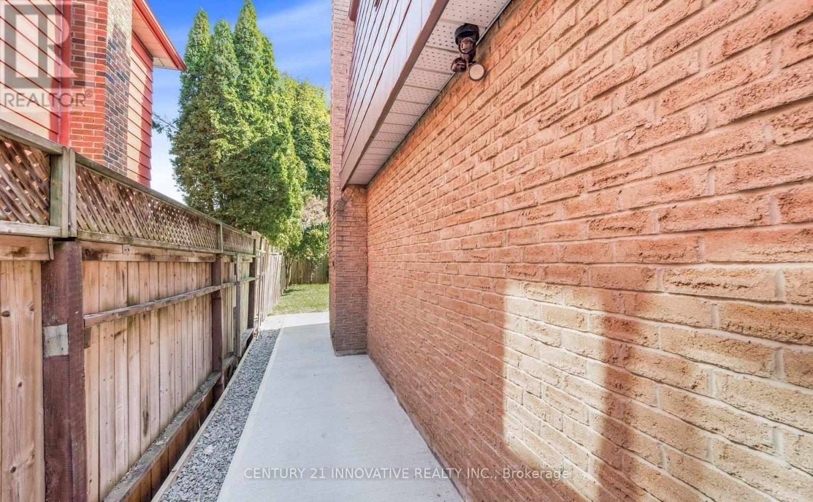 Photo 2 of 17 Chopin Court, Whitby ON