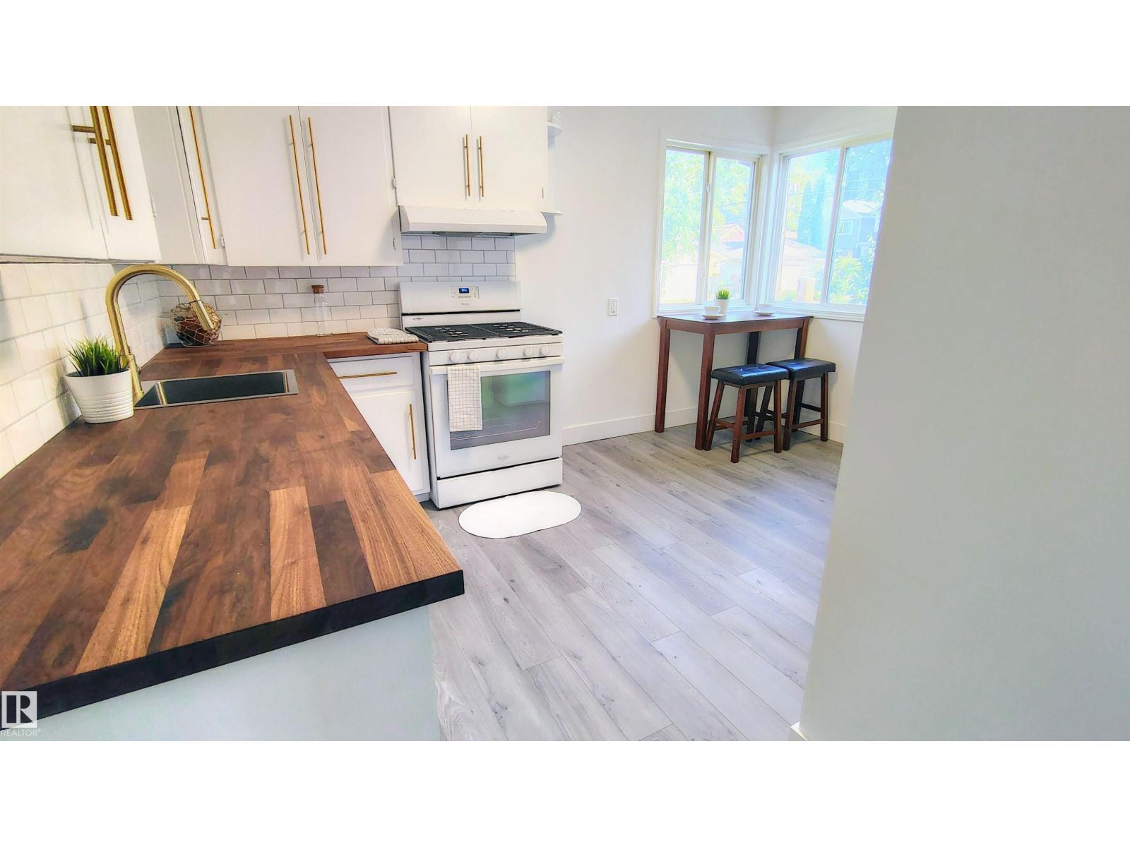 Photo 10 of 9758 88 Av Nw, Edmonton AB