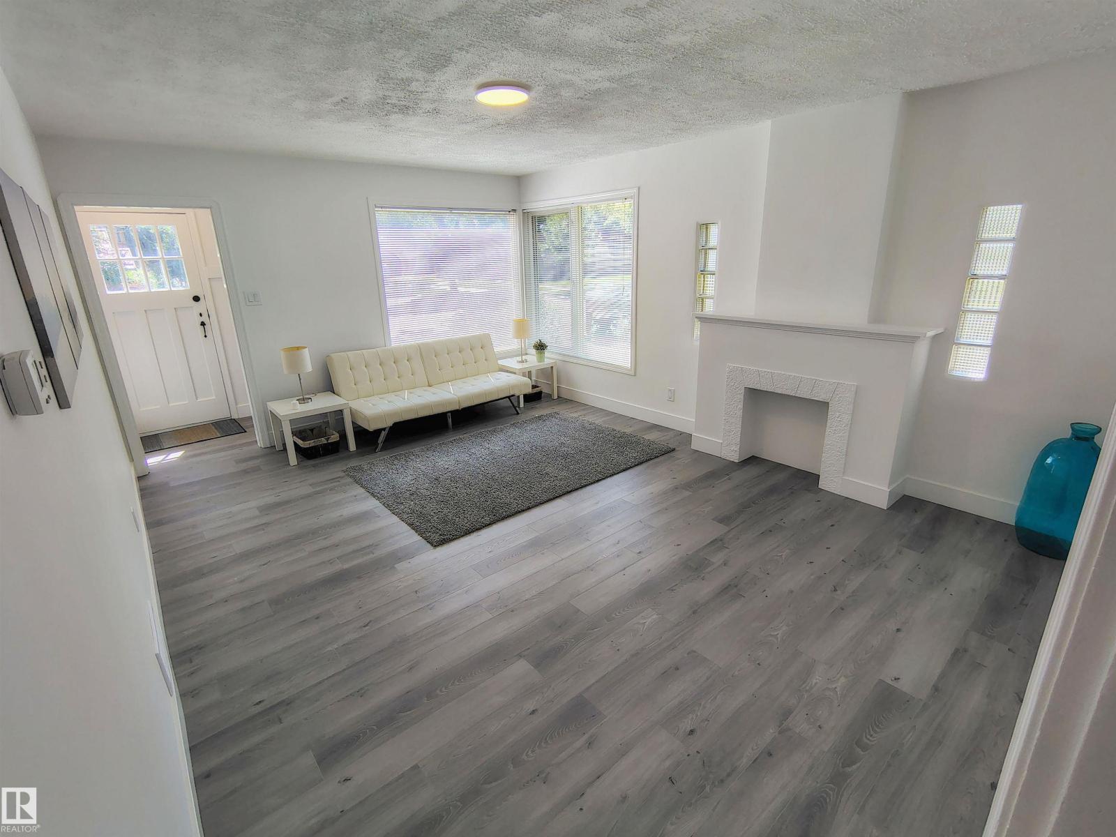 Photo 9 of 9758 88 Av Nw, Edmonton AB
