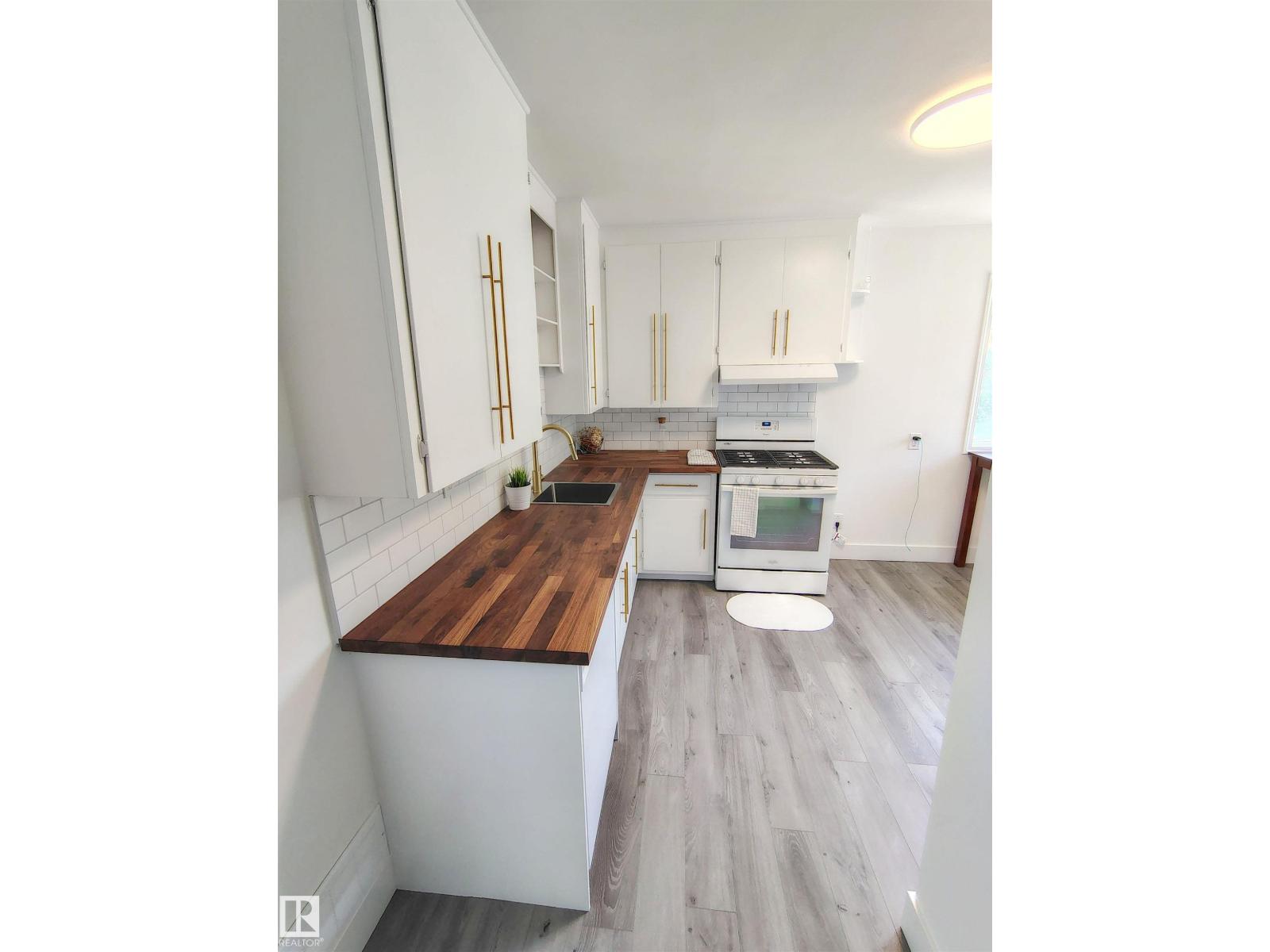 Photo 12 of 9758 88 Av Nw, Edmonton AB