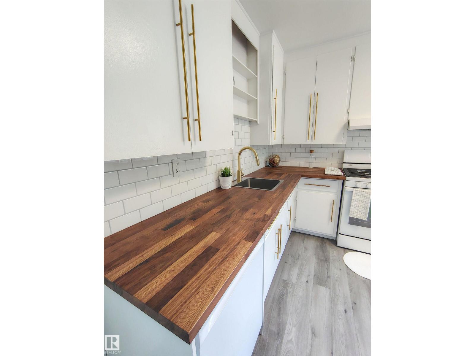 Photo 11 of 9758 88 Av Nw, Edmonton AB