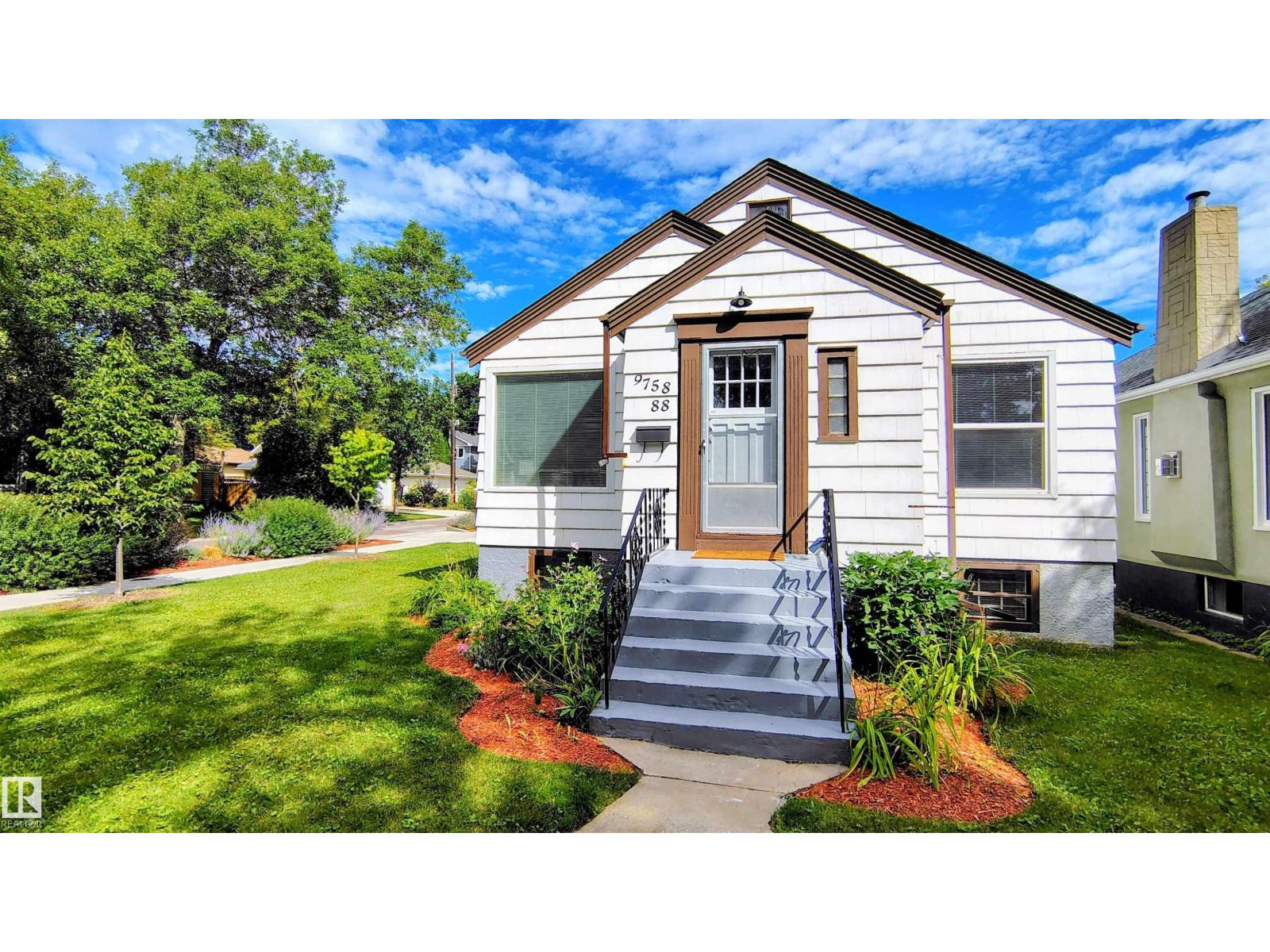 Photo 6 of 9758 88 Av Nw, Edmonton AB