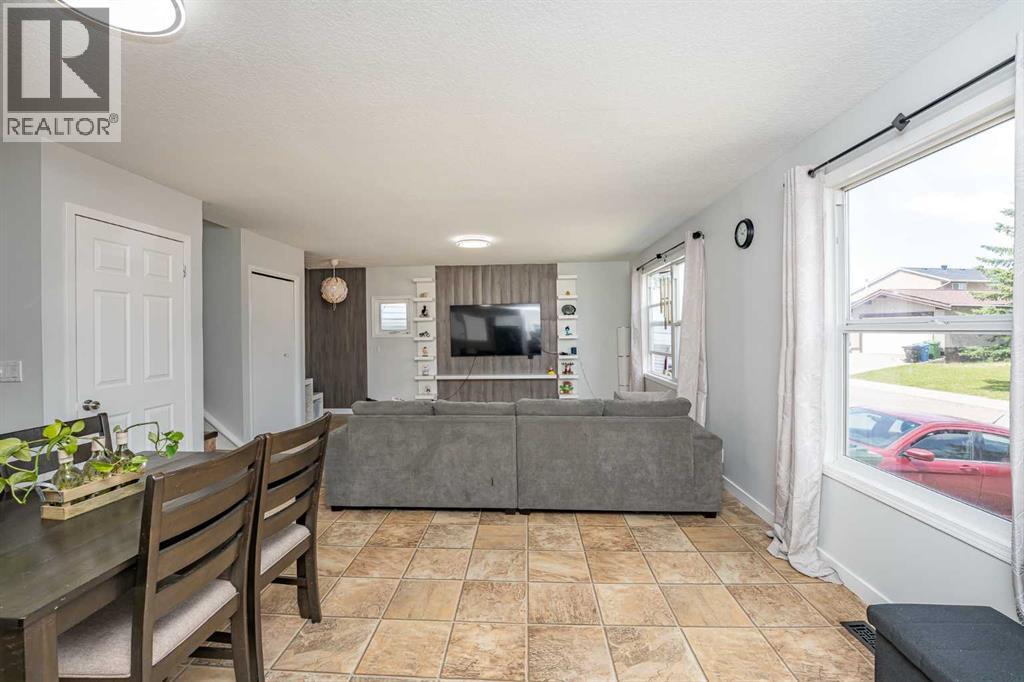 Photo 11 of 123 Castleglen Road Ne, Calgary AB