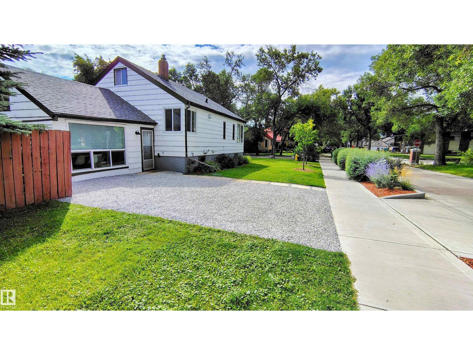 Photo 2 of 9758 88 Av Nw, Edmonton AB