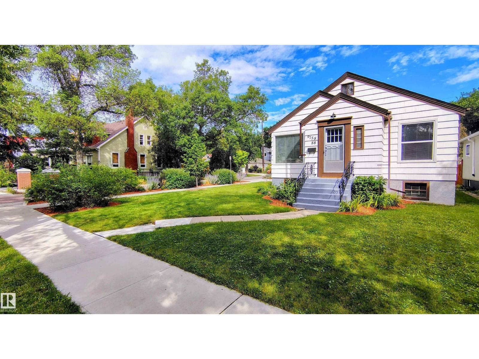 Photo 3 of 9758 88 Av Nw, Edmonton AB