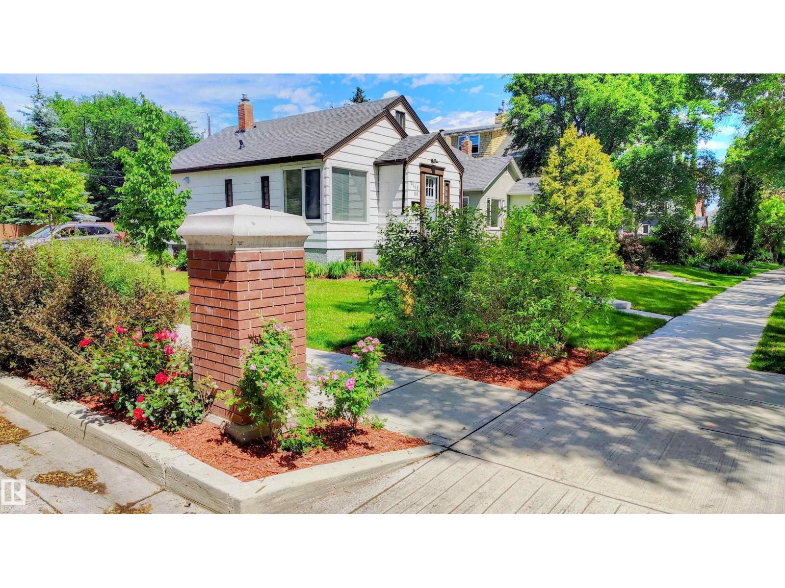 Photo 5 of 9758 88 Av Nw, Edmonton AB
