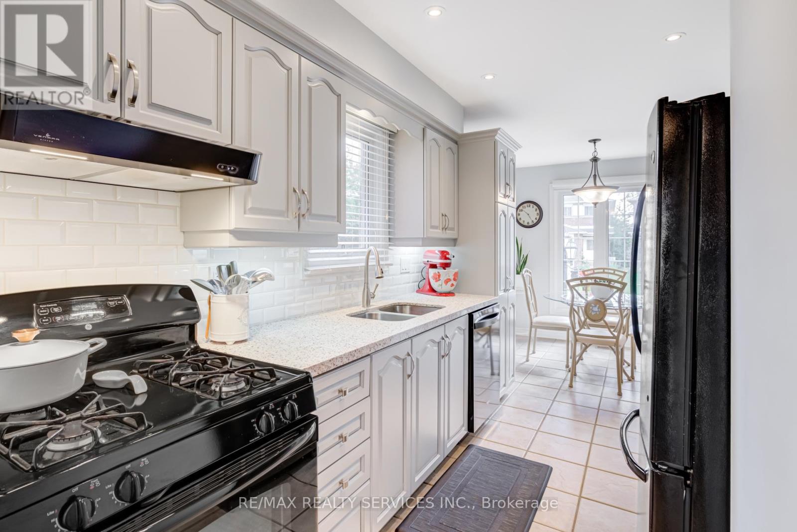 Photo 32 of 74 Crenshaw Court, Brampton ON