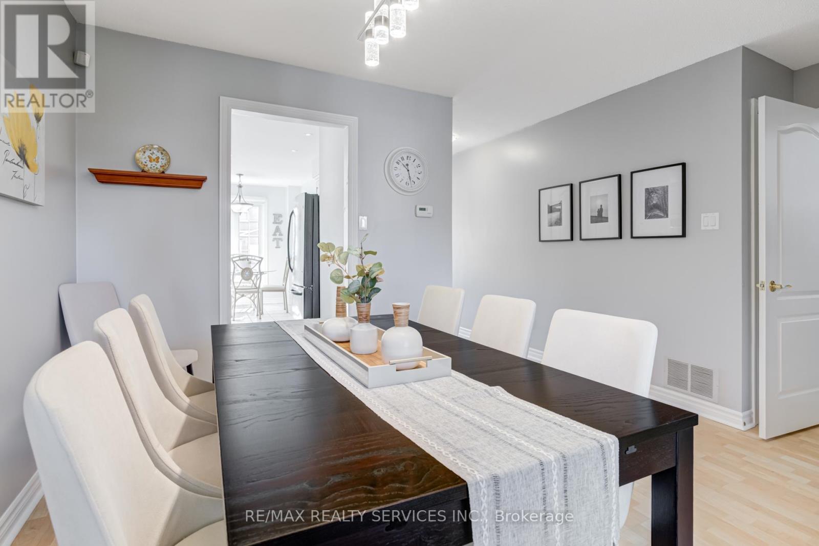 Photo 3 of 74 Crenshaw Court, Brampton ON