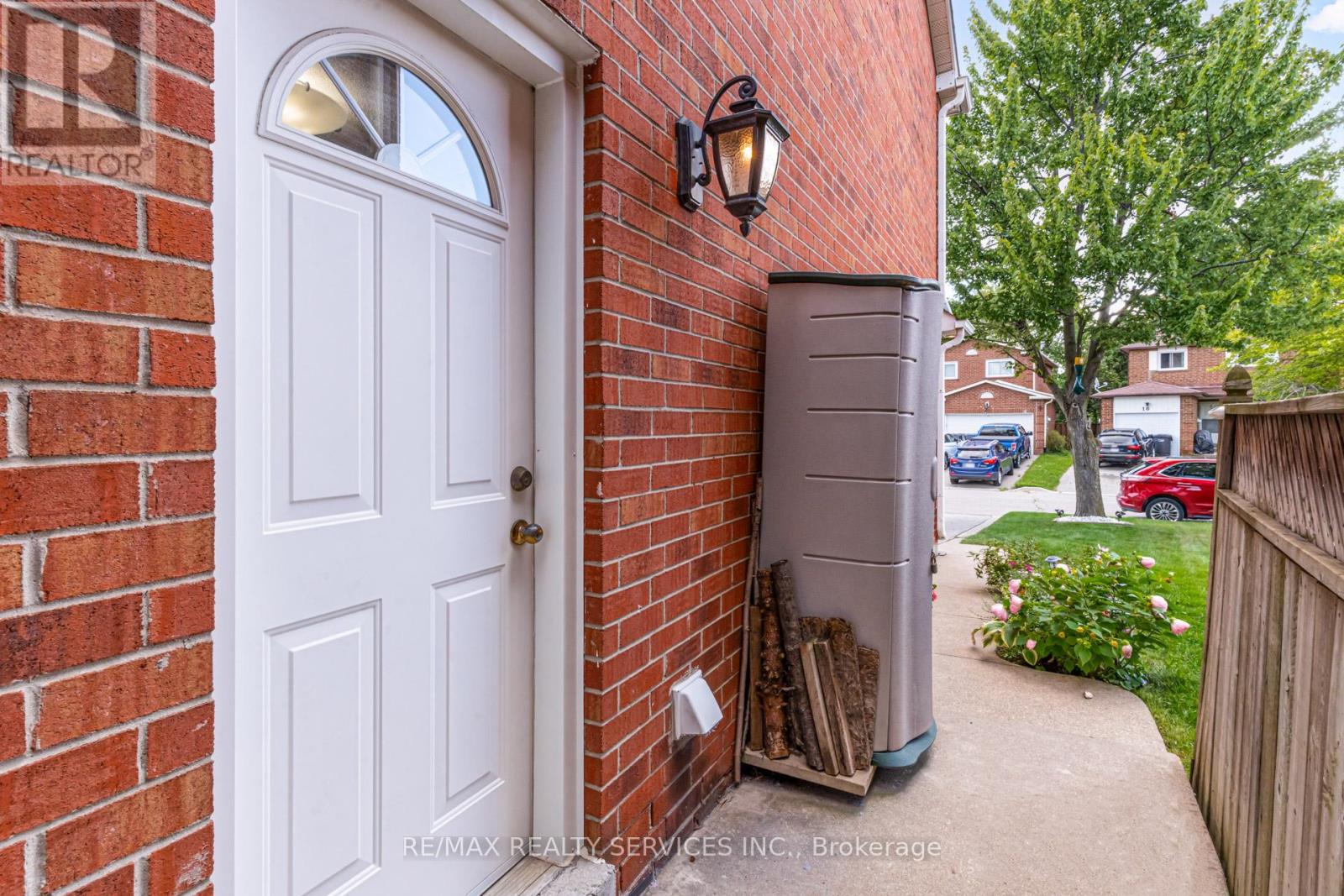 Photo 4 of 74 Crenshaw Court, Brampton ON