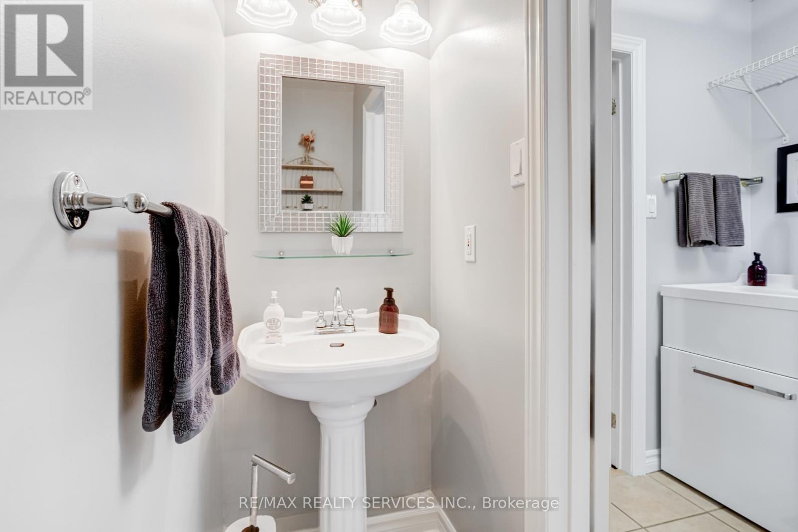 Photo 10 of 74 Crenshaw Court, Brampton ON