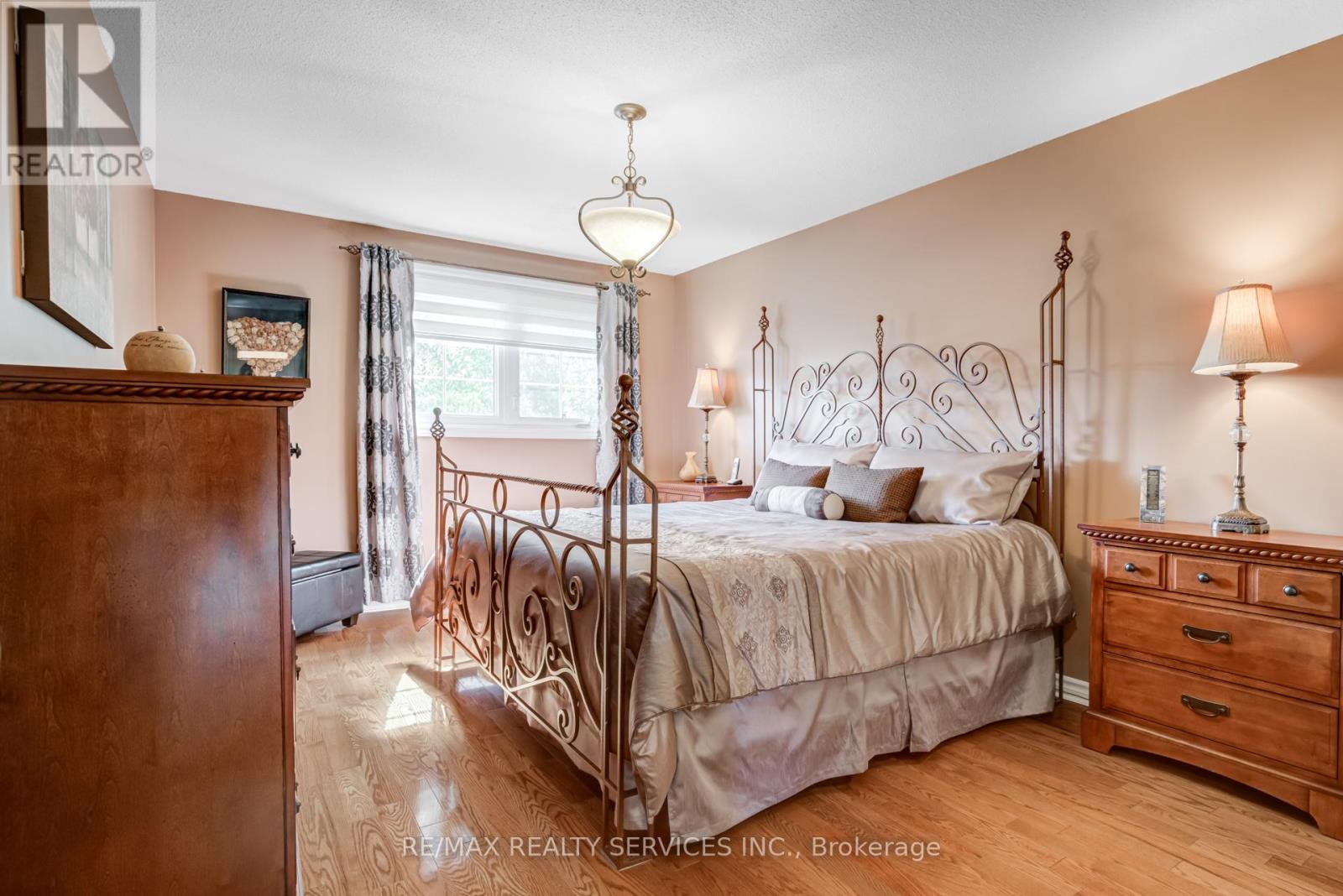 Photo 17 of 74 Crenshaw Court, Brampton ON