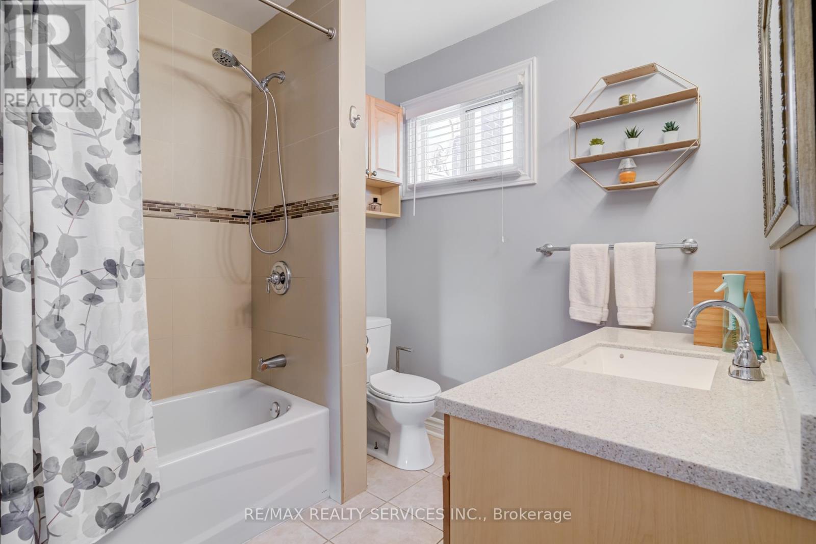 Photo 35 of 74 Crenshaw Court, Brampton ON