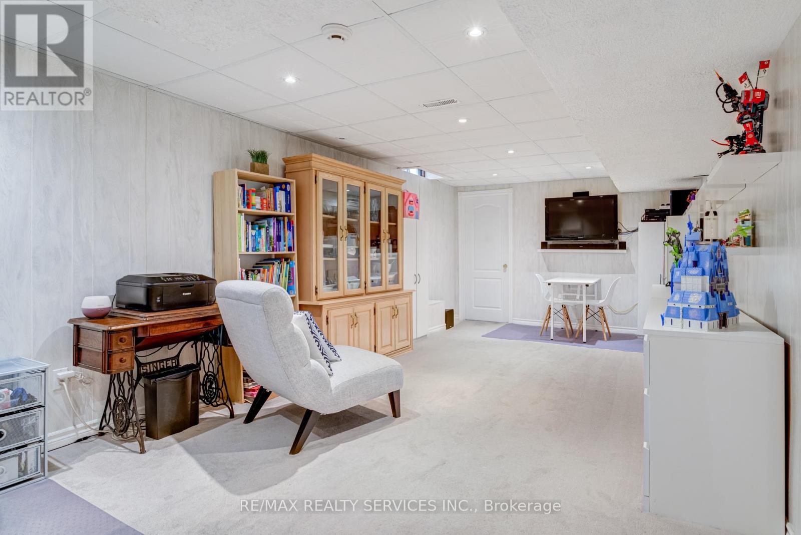 Photo 5 of 74 Crenshaw Court, Brampton ON