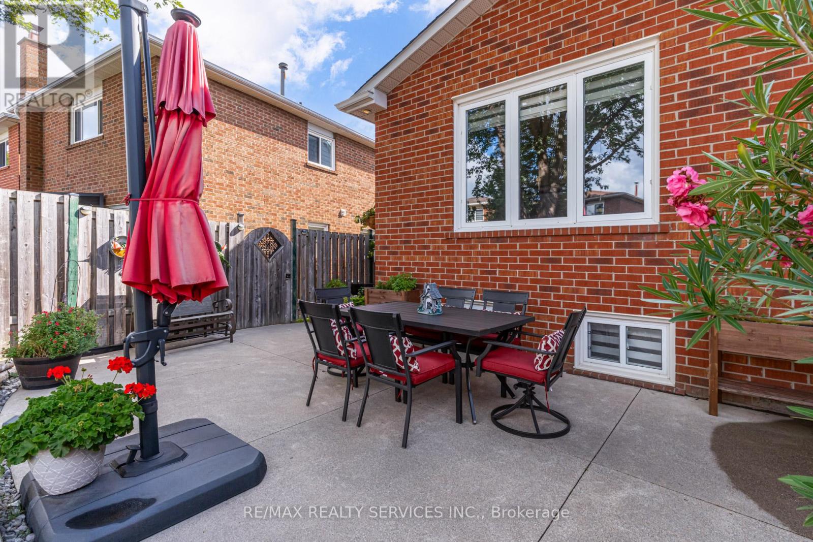 Photo 8 of 74 Crenshaw Court, Brampton ON