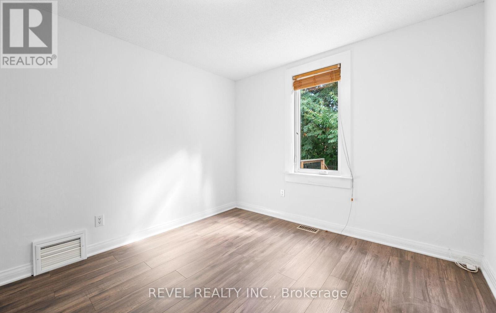 Photo 15 of Main Floor 69 Rockcliffe Boulevard E, Toronto ON
