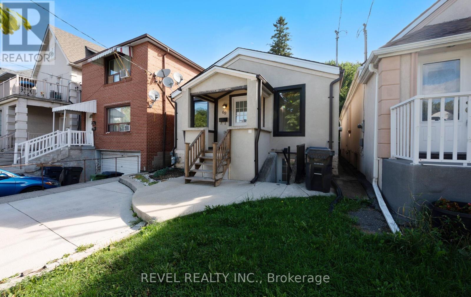 Photo 2 of Main Floor 69 Rockcliffe Boulevard E, Toronto ON