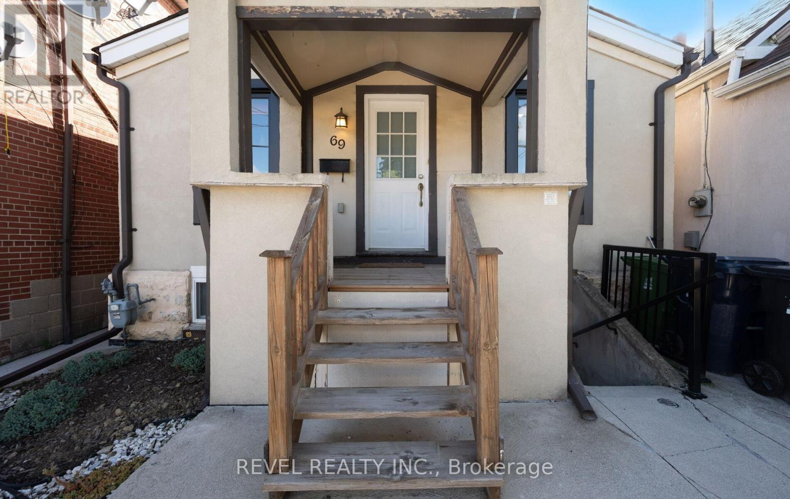 Photo 3 of Main Floor 69 Rockcliffe Boulevard E, Toronto ON