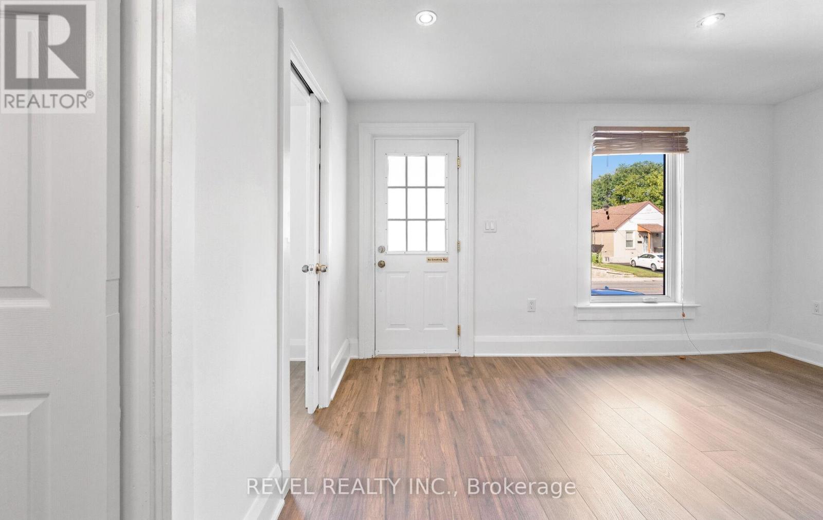 Photo 4 of Main Floor 69 Rockcliffe Boulevard E, Toronto ON
