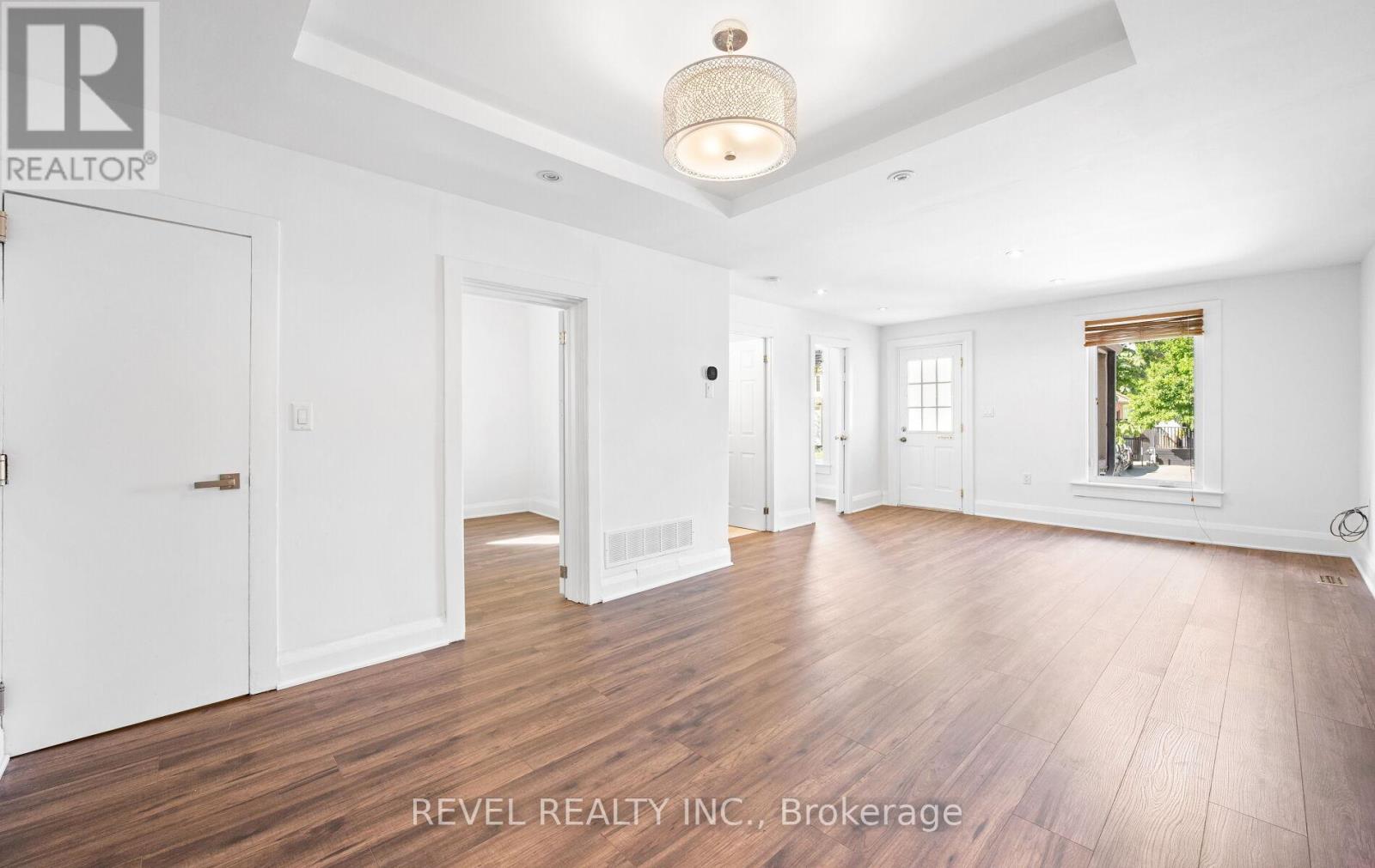 Photo 7 of Main Floor 69 Rockcliffe Boulevard E, Toronto ON