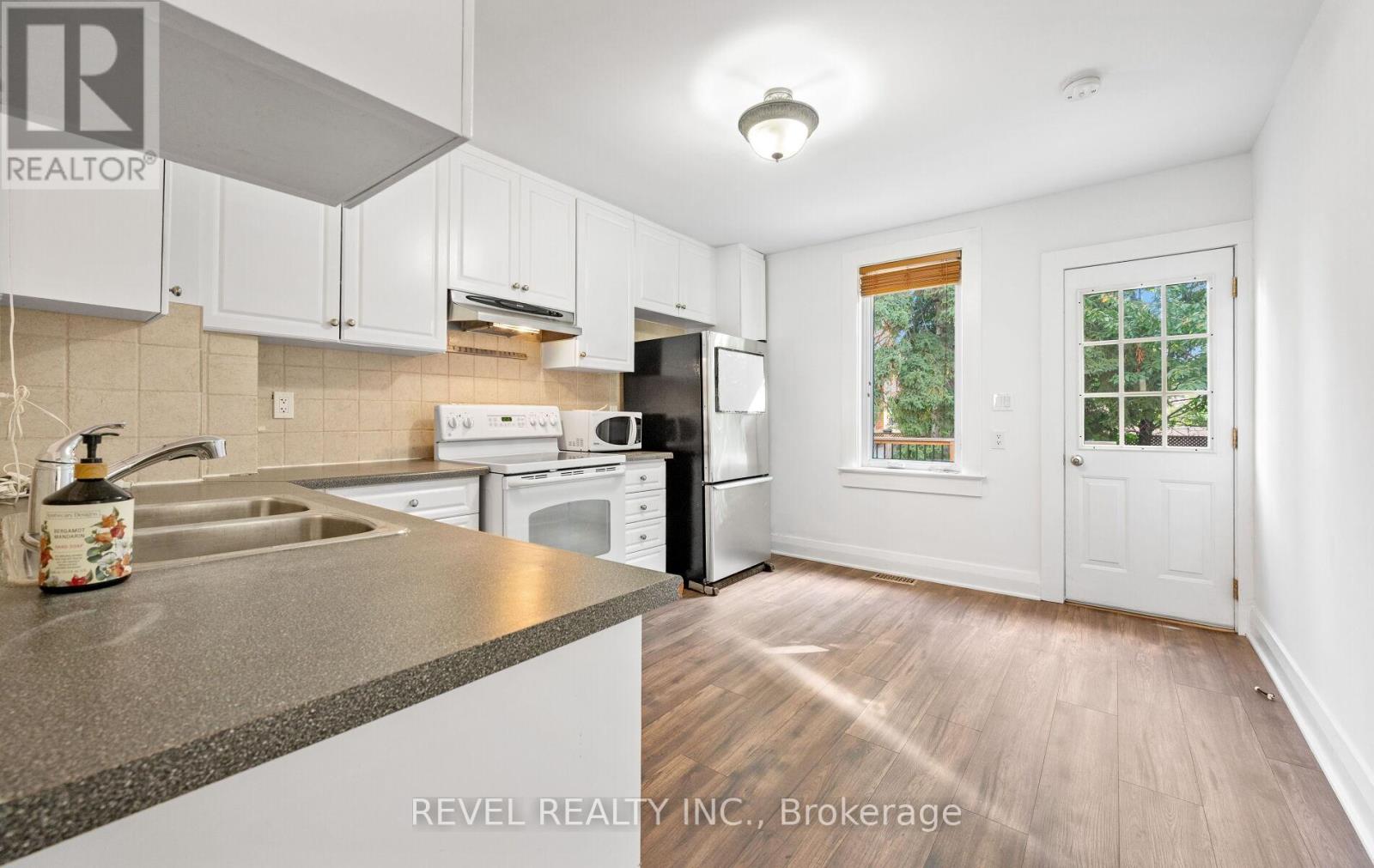 Photo 8 of Main Floor 69 Rockcliffe Boulevard E, Toronto ON
