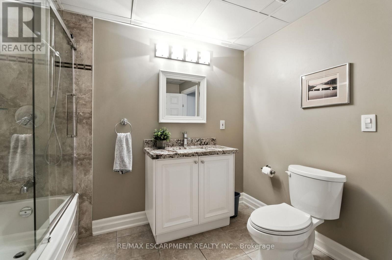 Photo 33 of 252 Mississauga Street, Oakville ON